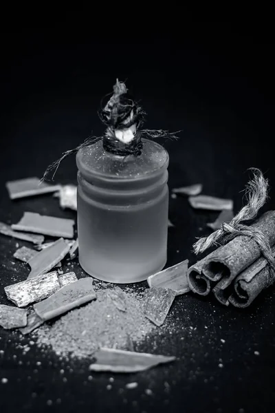 Tarçın yağı bütün tarçın ile ve onun toz görünümünü kapat