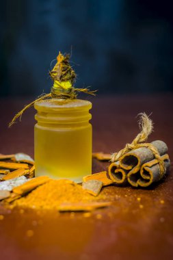 Tarçın yağı bütün tarçın ile ve onun toz görünümünü kapat