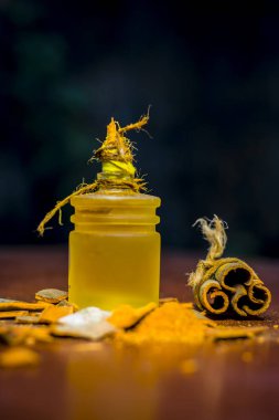 Tarçın yağı bütün tarçın ile ve onun toz görünümünü kapat