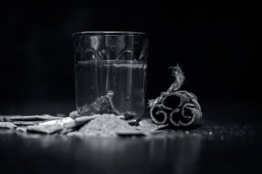 Tarçın ve onun toz tarçın suyla görünümünü kapat