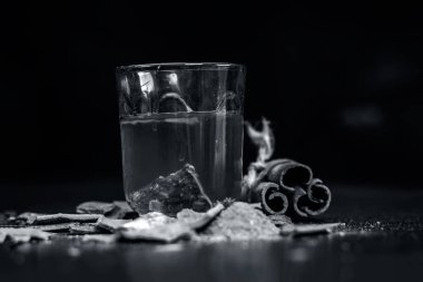 Tarçın ve onun toz tarçın suyla görünümünü kapat