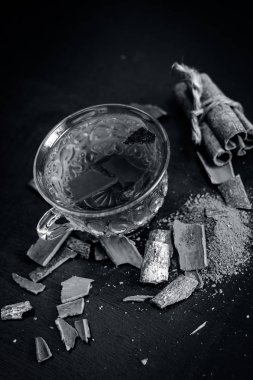 Bütün tarçın ile tarçın çayı ve onun toz görünümünü kapat.