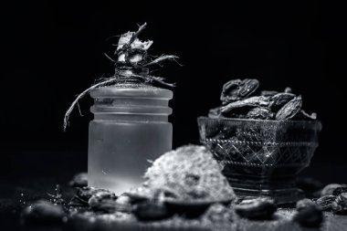 Yağı, tozu ile siyah kakule ve ham siyah kakule görünümünü kapat.