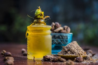 Yağı, tozu ile siyah kakule ve ham siyah kakule görünümünü kapat.