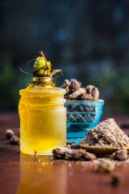 Siyah kakule petrol tozu ile yakın çekim 