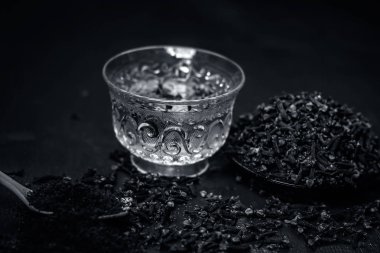 Onun şeffaf bir fincan çay ile diş görünümünü kapat.