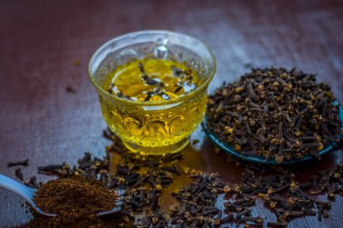 Onun şeffaf bir fincan çay ile diş görünümünü kapat.