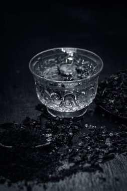 Onun şeffaf bir fincan çay ile diş görünümünü kapat.