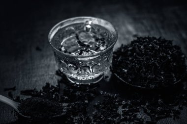 Onun şeffaf bir fincan çay ile diş görünümünü kapat.