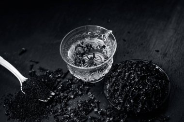 Onun şeffaf bir fincan çay ile diş görünümünü kapat.