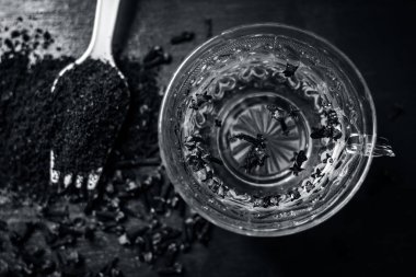 Onun şeffaf bir fincan çay ile diş görünümünü kapat.