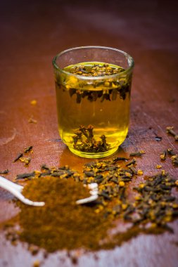 Bir çatal onun tozu ve şeffaf bir bardak su ile bir tabak içinde diş görünümünü kapat.