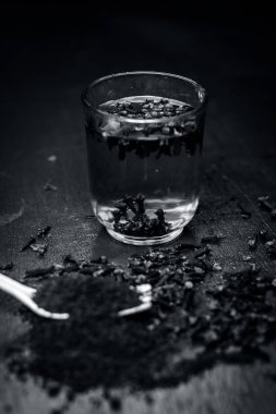 Bir çatal onun tozu ve şeffaf bir bardak su ile bir tabak içinde diş görünümünü kapat.