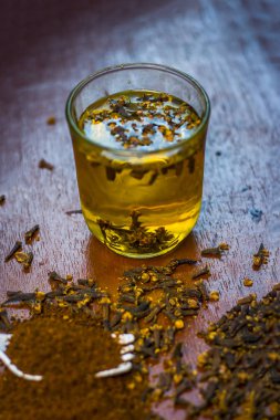 Bir çatal onun tozu ve şeffaf bir bardak su ile bir tabak içinde diş görünümünü kapat.