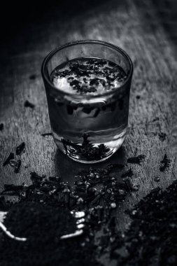 Bir çatal onun tozu ve şeffaf bir bardak su ile bir tabak içinde diş görünümünü kapat.