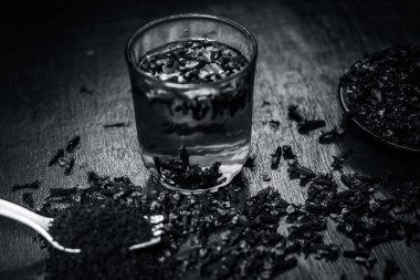 Bir çatal onun tozu ve şeffaf bir bardak su ile bir tabak içinde diş görünümünü kapat.