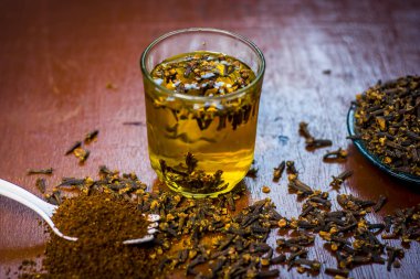 Bir çatal onun tozu ve şeffaf bir bardak su ile bir tabak içinde diş görünümünü kapat.