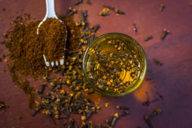 Bir çatal onun tozu ve şeffaf bir bardak su ile bir tabak içinde diş görünümünü kapat.