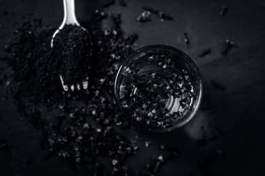 Bir çatal onun tozu ve şeffaf bir bardak su ile bir tabak içinde diş görünümünü kapat.