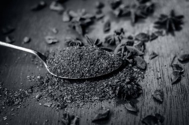 Yıldız anason tozu bir antika kaşık görünümünü kapat.