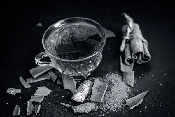 Bütün tarçın ile tarçın çayı ve onun toz görünümünü kapat.