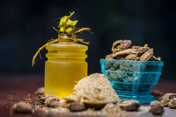 Vista Cerca Del Aceite Cardamomo Negro Con Polvo Cardamomo Negro — Foto de Stock