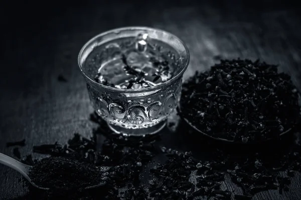 Onun şeffaf bir fincan çay ile diş görünümünü kapat.