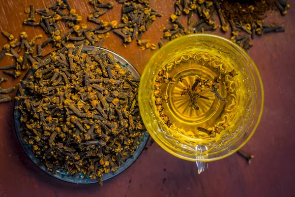 Κλείνω Πάνω Θέα Γαρίφαλο Τσάι Ένα Διαφανές Φλιτζάνι — Φωτογραφία Αρχείου