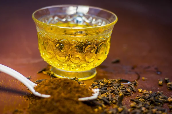 Onun şeffaf bir fincan çay ile diş görünümünü kapat.