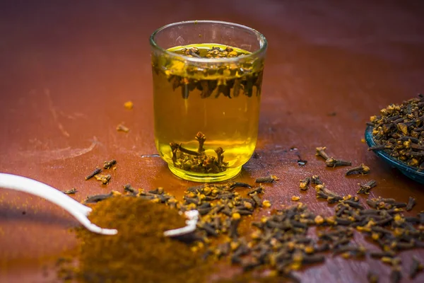 Bir çatal onun tozu ve şeffaf bir bardak su ile bir tabak içinde diş görünümünü kapat.