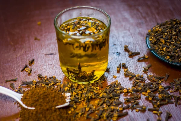 Bir çatal onun tozu ve şeffaf bir bardak su ile bir tabak içinde diş görünümünü kapat.