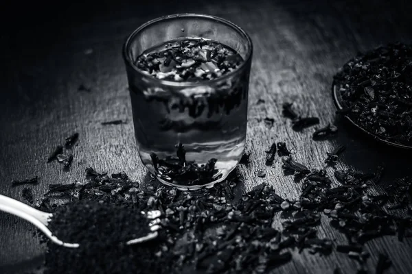 Bir çatal onun tozu ve şeffaf bir bardak su ile bir tabak içinde diş görünümünü kapat.