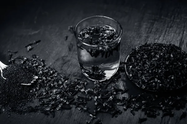 Bir çatal onun tozu ve şeffaf bir bardak su ile bir tabak içinde diş görünümünü kapat.