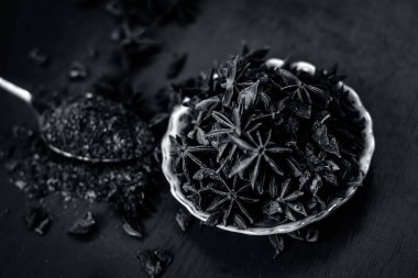 Onun tozu ile bir tabak içinde yıldız aniseeds görünümünü kapat
