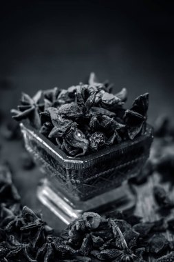 Bir kase toz ile yıldız aniseeds görünümünü kapat