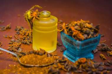 Yıldız anason ve tahta yüzeyi ayıklanan petrol yakın çekim