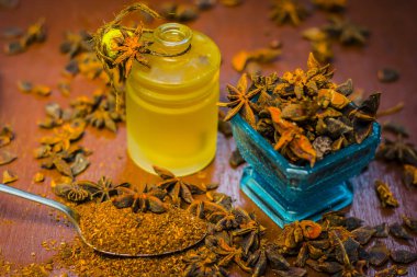 Bir kase toz ve onun yağ ile yıldız aniseeds görünümünü kapat.