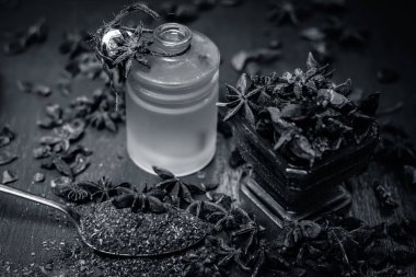 Bir kase toz ve onun yağ ile yıldız aniseeds görünümünü kapat.