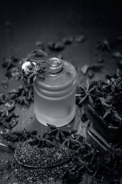 Anason yıldız ve küçük şişe içinde çıkarılan yağ yakın çekim 