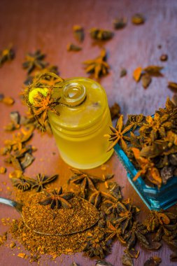 Bir kase toz ve onun yağ ile yıldız aniseeds görünümünü kapat.