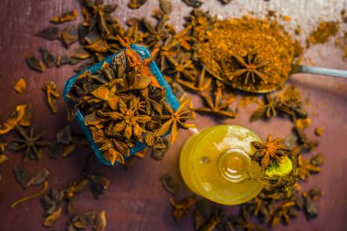 Bir kase toz ve onun yağ ile yıldız aniseeds görünümünü kapat.