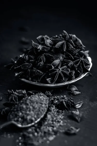 Onun tozu ile bir tabak içinde yıldız aniseeds görünümünü kapat