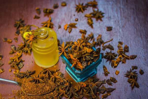 Bir kase toz ve onun yağ ile yıldız aniseeds görünümünü kapat.