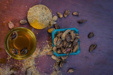 Su, toz siyah kakule ve ham siyah kakule görünümü kapatın.