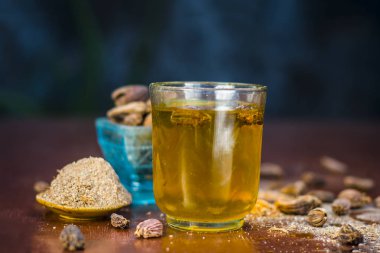 Su, toz siyah kakule ve ham siyah kakule görünümü kapatın.