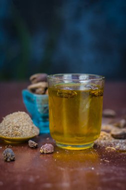 Su, toz siyah kakule ve ham siyah kakule görünümü kapatın.