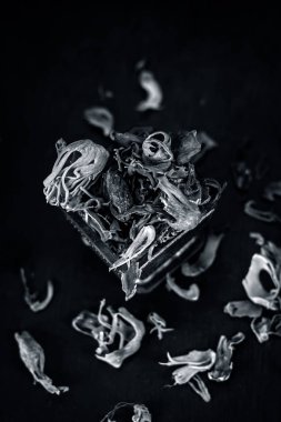 Ahşap masa üzerinde topuz baharat görünümü kadar kapatın