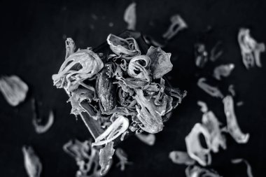 Ahşap masa üzerinde topuz baharat görünümü kadar kapatın