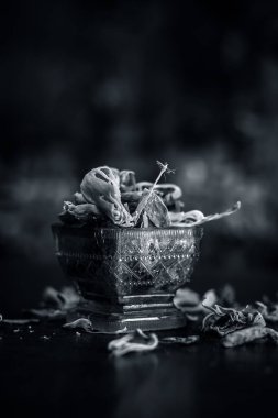 Ahşap masa üzerinde topuz baharat görünümü kadar kapatın