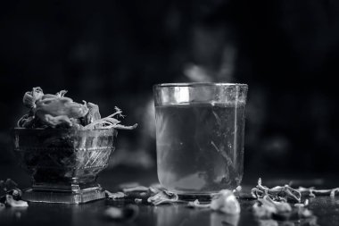 Mace, javantri veya Myristica fragrans ham topuz ile bir bardak su yakın çekim
